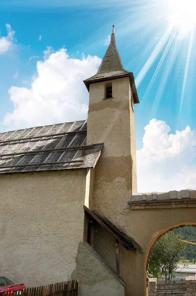 Antigua Iglesia pequeña - Zuoz Engadine Suiza — Foto de Stock