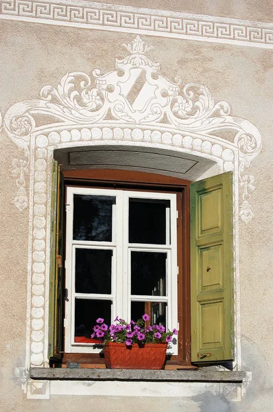Typisches Fenster - Engadiner Schweiz — Stockfoto