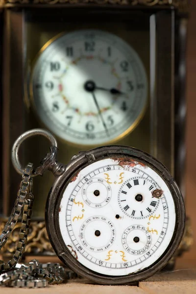 Staré a Vintage rozbité kapesní hodinky — Stock fotografie