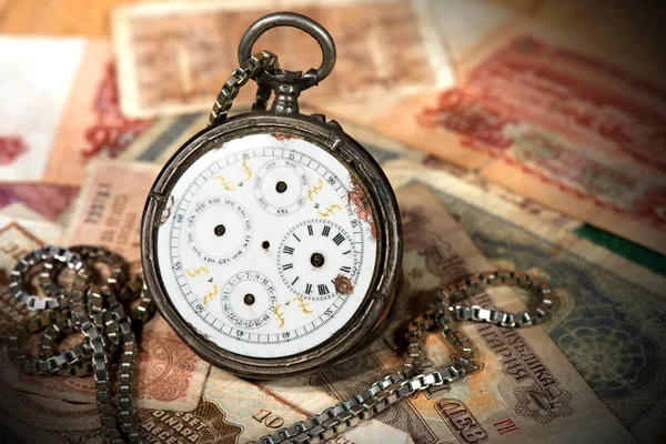 Vecchio orologio da tasca e banconote di carta — Foto Stock