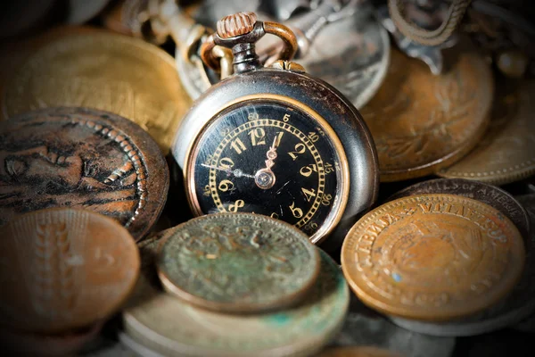 Малі кишенькові годинники зі старими монетами — стокове фото