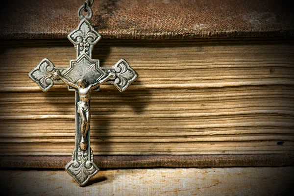 Ασημένιος Σταυρός με παλιά Αγία Γραφή — Φωτογραφία Αρχείου