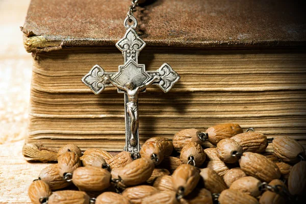 Prata Crucifixo Rosário Bead e Bíblia Sagrada — Fotografia de Stock