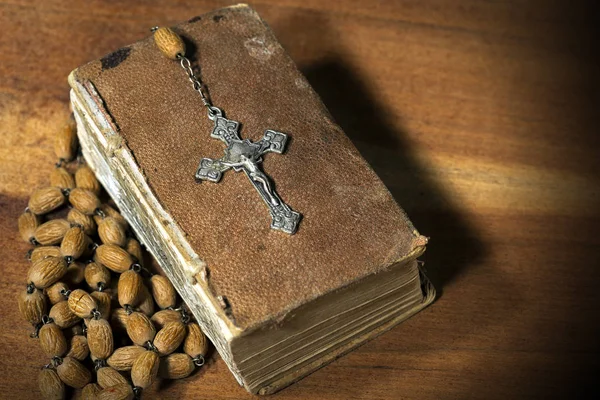 Rosario Crocifisso in Argento Perlina e Sacra Bibbia — Foto Stock
