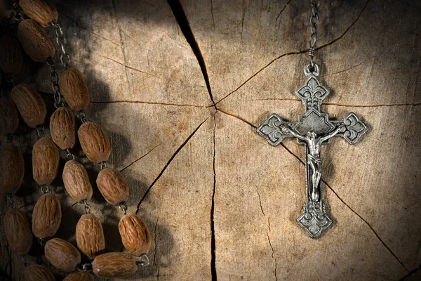 Vieux chapelet avec perles et croix — Photo