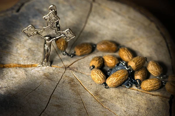 Vieux chapelet avec perles et croix — Photo