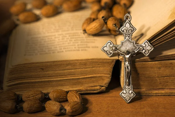 Crucifix en argent chapelet et Sainte Bible — Photo