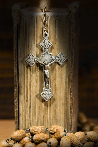 Zilveren Crucifix rozenkrans kralen en Heilige Bijbel — Stockfoto