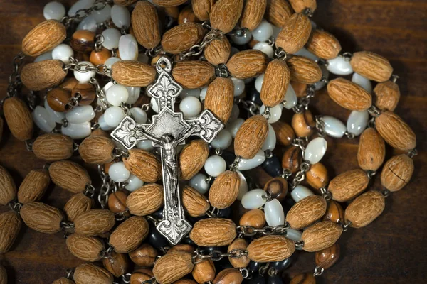 Crucifixo de prata com muitos grânulos de rosário — Fotografia de Stock