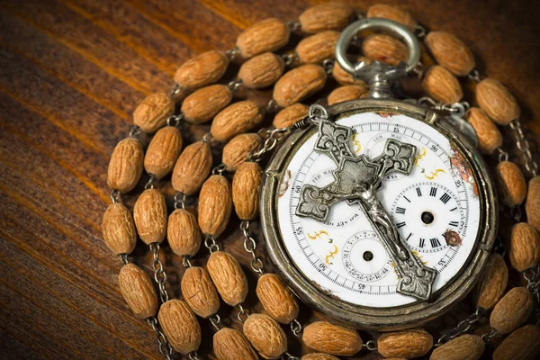 Zeit zum Gebet - Taschenuhr und Kruzifix — Stockfoto