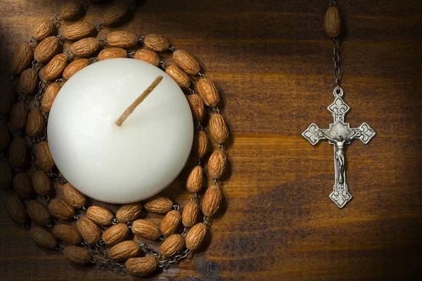 Crucifix avec chapelet et bougie votive — Photo