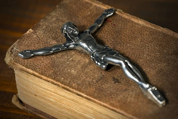 Crucifix d'argent sur une vieille Sainte Bible — Photo