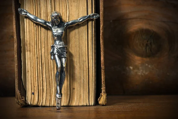 Zilveren Crucifix met een oude Heilige Bijbel — Stockfoto