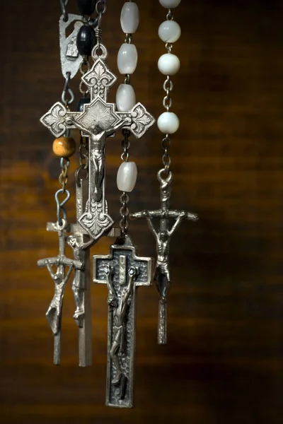 Groep van crucifixen opknoping — Stockfoto