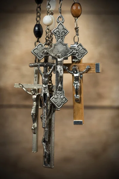 Groep van crucifixen opknoping — Stockfoto