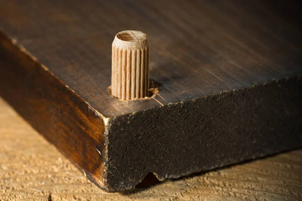 Dowel de madeira em uma prancha marrom — Fotografia de Stock