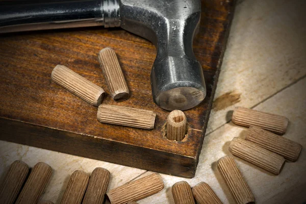 Buchas de madeira em uma prancha marrom — Fotografia de Stock