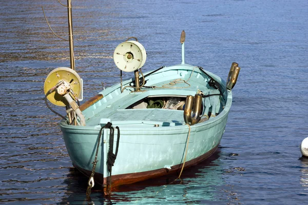 Barco de pesca con dos cabrestantes - Liguria Italia —  Fotos de Stock