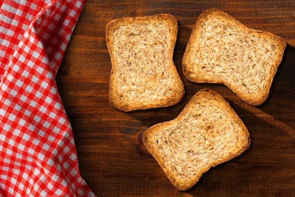 Rusks de harina integral sobre una mesa — Foto de Stock