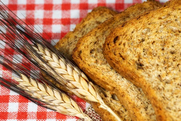 Zwieback aus Vollkornmehl mit Ähren — Stockfoto