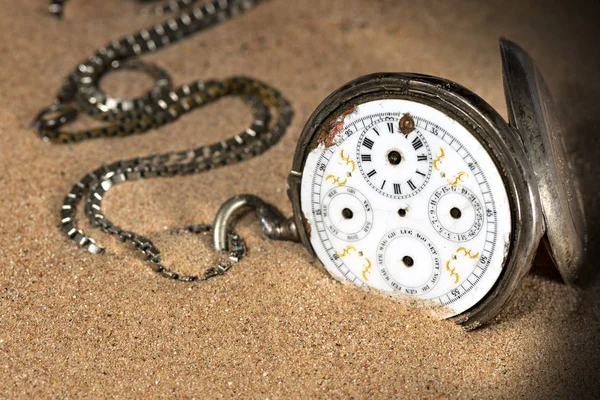 Broken Pocket Watch i Sand - Stock-foto