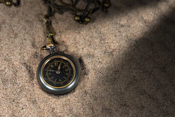 모래 위에 작은 회 중 시계 — 스톡 사진