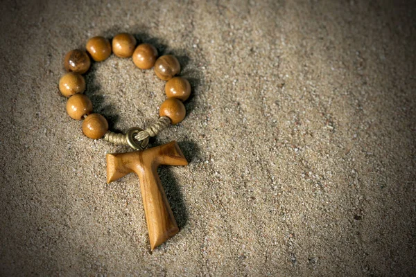 Tau Croce in legno e rosario — Foto Stock