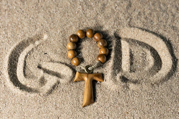 Gud - skriven på Sand med kors — Stockfoto