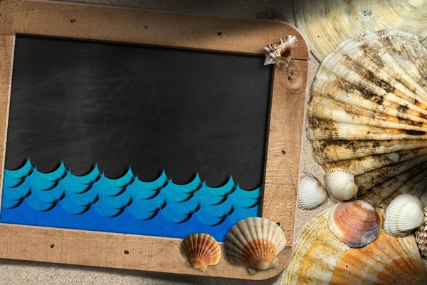 ビーチでの休暇 - 貝殻と黒板 — ストック写真