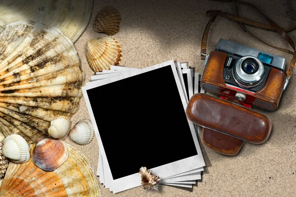 Câmera antiga e molduras de fotos em uma praia — Fotografia de Stock