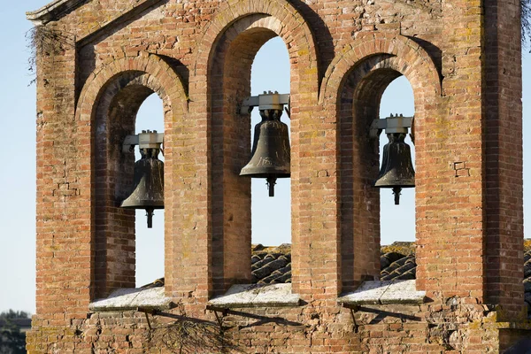 Antiguo campanario con tres campanas - Siena Italia —  Fotos de Stock