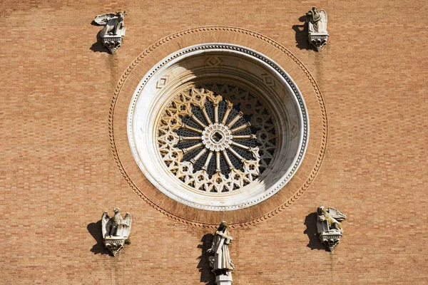 Detail od baziliky San Francesco - Siena, Itálie — Stock fotografie