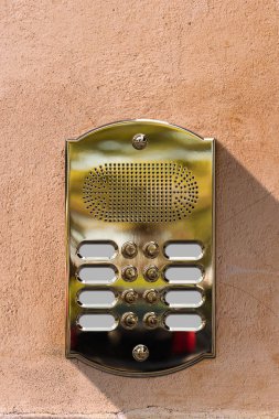 Bir duvara altın İnterkom