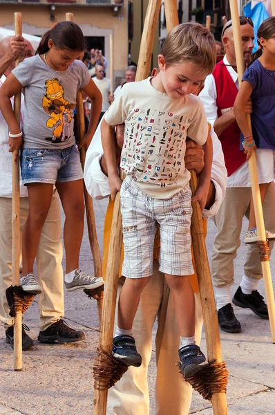 Öğretim elemanları ile ahşap Stilts üzerinde genç erkek — Stok fotoğraf