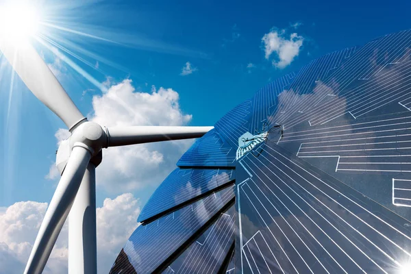 Солнечная батарея и ветряная турбина — стоковое фото