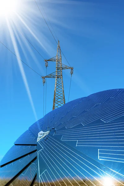 Painel solar - Linha de energia e raios de sol — Fotografia de Stock