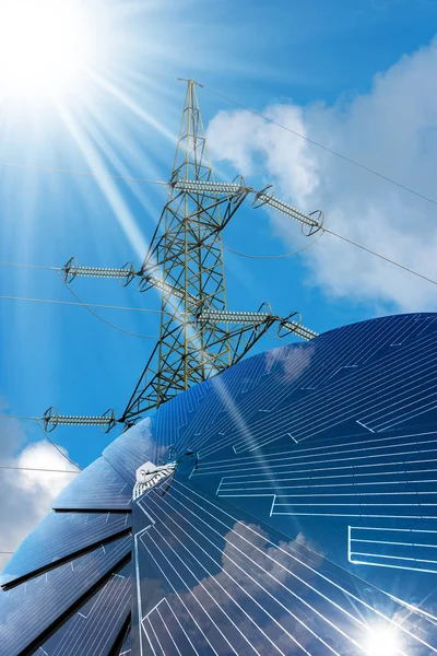 Солнечная панель - Линия электропередач и солнечные лучи — стоковое фото
