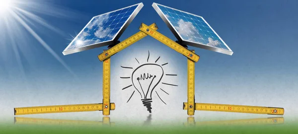Projekt ekologiczny dom z paneli słonecznych — Zdjęcie stockowe