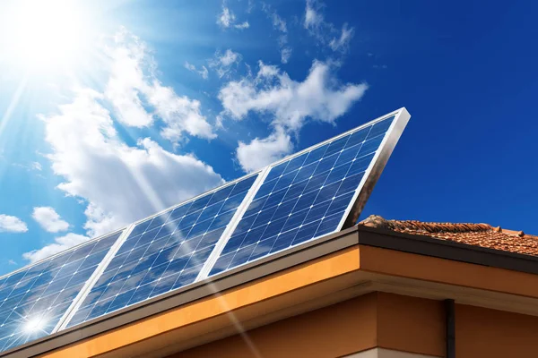 Крыша дома с солнечными батареями — стоковое фото