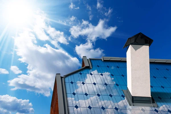 Huis dak met zonnepaneel — Stockfoto