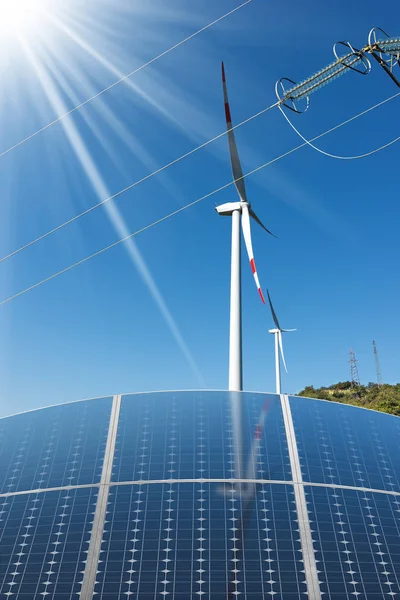 Solpaneler - vindkraftverk - kraftledningar — Stockfoto