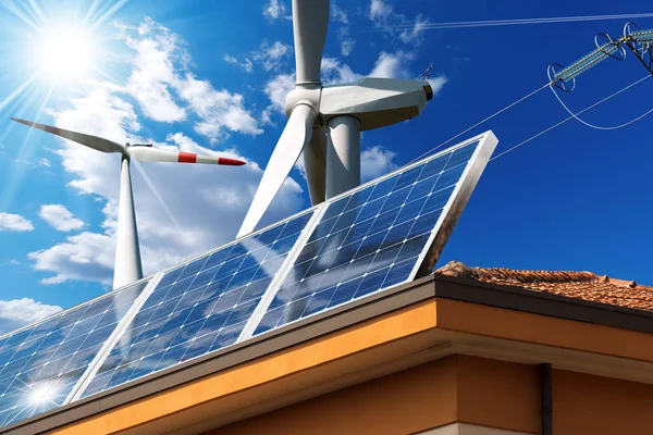 Techo de la casa con paneles solares y turbinas de viento —  Fotos de Stock