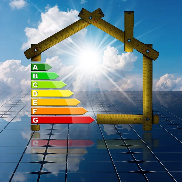 Energie-efficiëntie - huis met zonnepanelen — Stockfoto