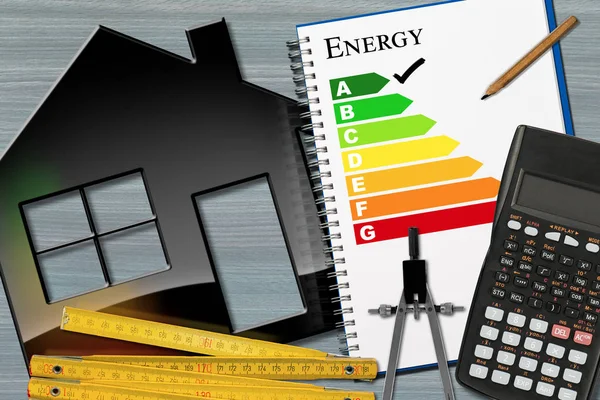 Classificação de eficiência energética com calculadora e casa — Fotografia de Stock