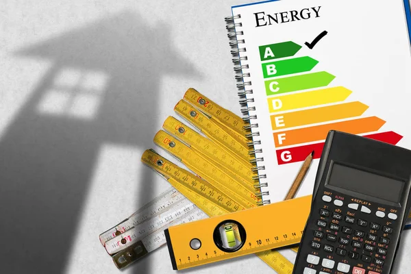 Classificação de eficiência energética com calculadora e casa — Fotografia de Stock