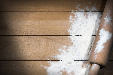 Ahşap oklava ve un bir tablo