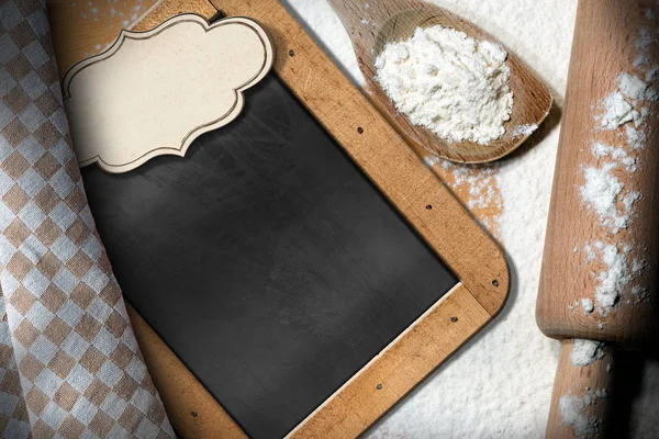 小麦粉と麺棒で空の黒板 — ストック写真
