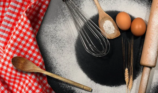 Achtergrond van de bakken met meel en keukengerei — Stockfoto