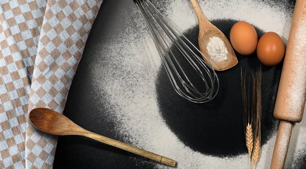 Achtergrond van de bakken met meel en keukengerei — Stockfoto