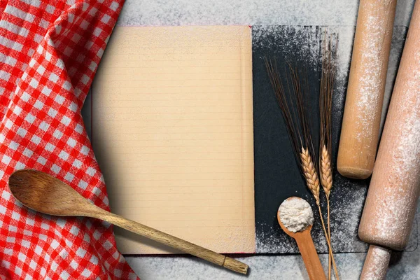 Libro de recetas vacío sobre un fondo para hornear —  Fotos de Stock